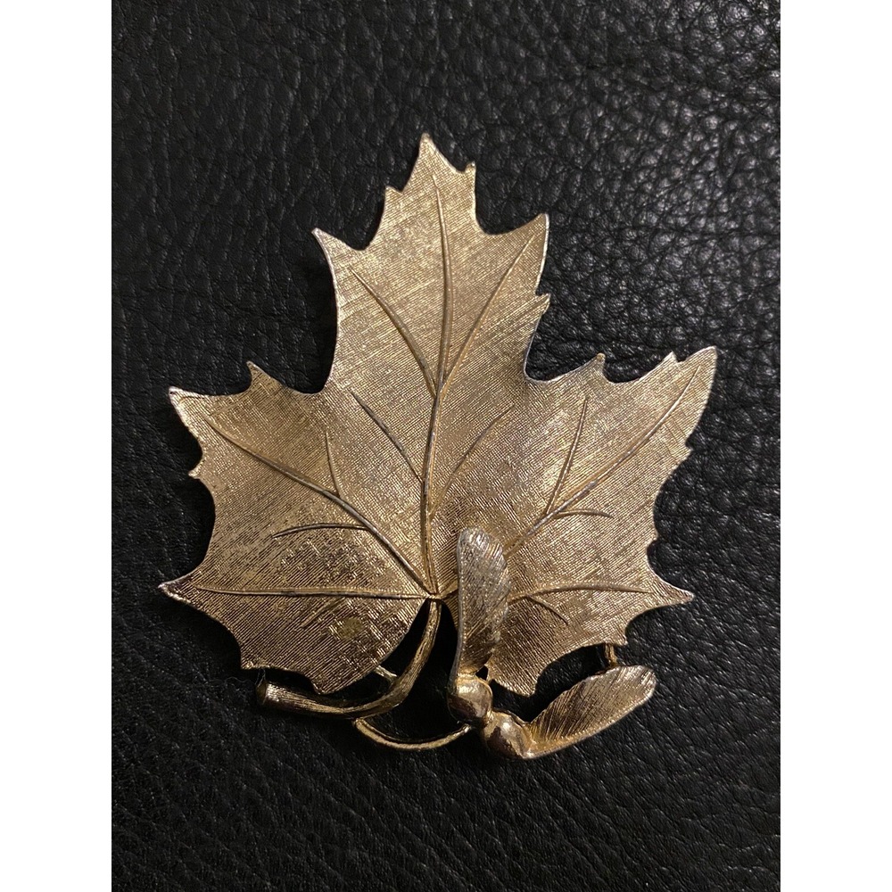 Vintage 1970's LISNER Gold Tone Textured Maple Leaf with Seed Pod Brooch Pin